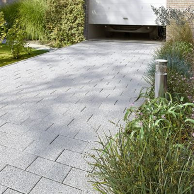 Allée de garage en pavé gris
