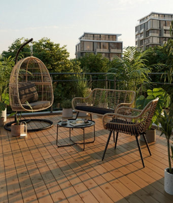 Terrasse en bois avec salon sur un balcon