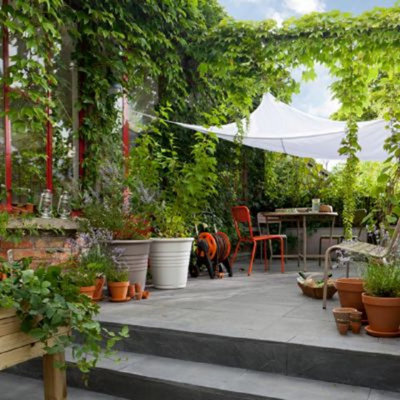 Jardin verdoyant avec terrasse en hauteur