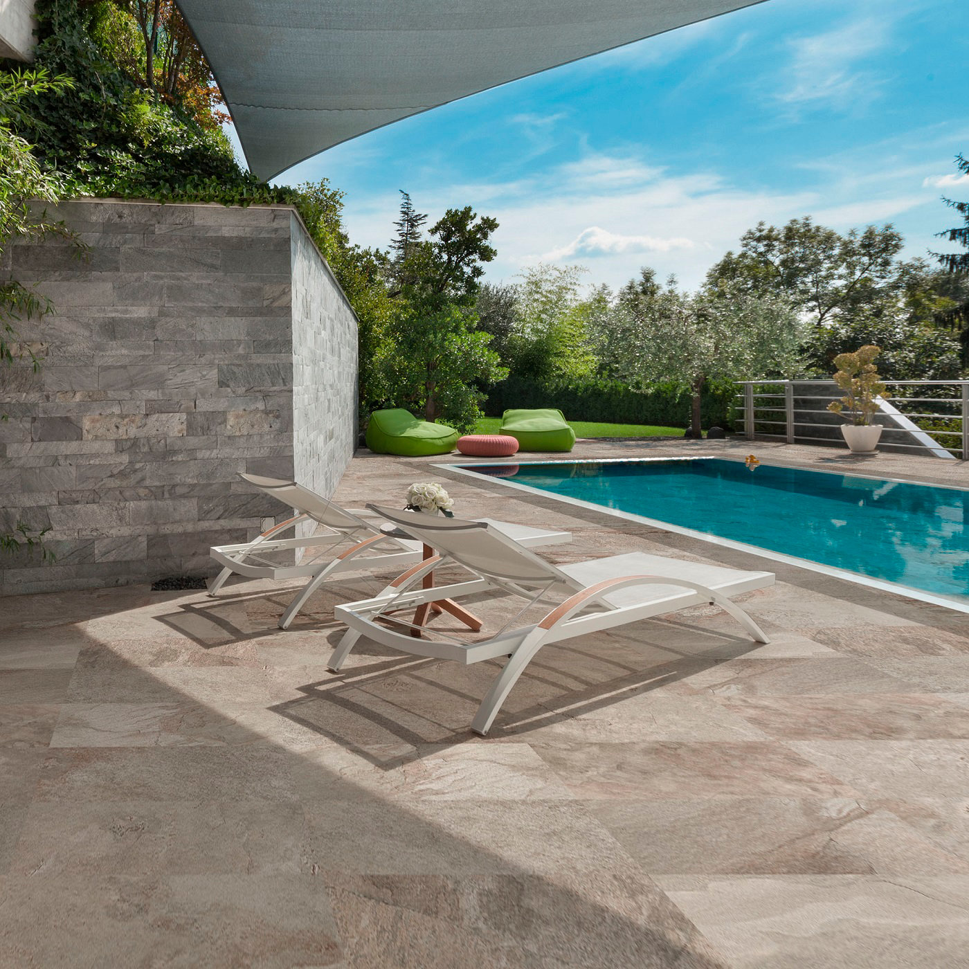 Terrasse carrelage avec piscine et transat