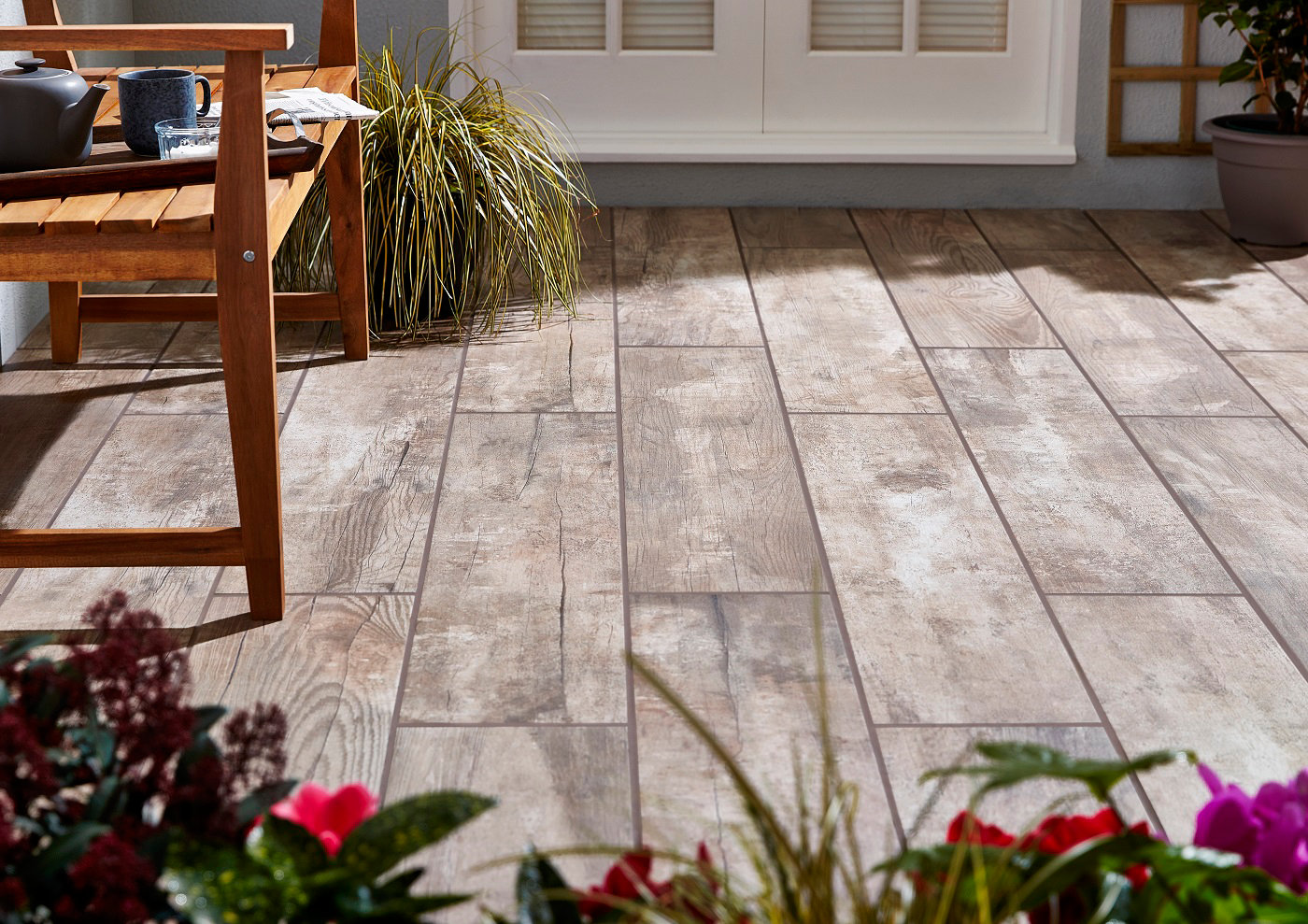 Terrasse aspect parquet avec banc en boix