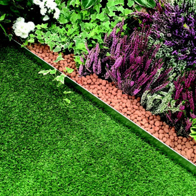 Pelouse avec bord décoratif de fleurs