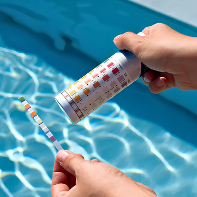 Zoom sur une bandelette de mesur de la qualité de l'eau de la piscine