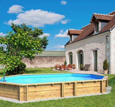 Vue d'une belle piscine en plein soleil prête à accueillir des nageurs