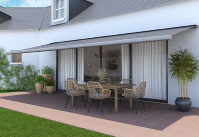 Long store banne mural recouvrant salon de jardin osier