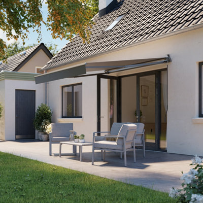 Petit store banne sans coffre ouvert sur salon jardin