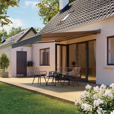 Store banne avec semi-coffre ouvert sur salon de jardin