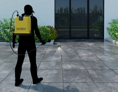 Appliquez le produit nettoyant​