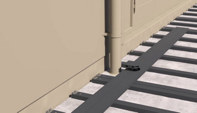 Effectuer une découpe à la scie pour adapter la lame composite au contour de la gouttière