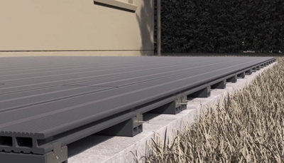 Procéder de la même façon pour l’ensemble des lames composites de la terrasse