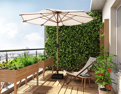 Un balcon avec des carrés potager et un parasol déporté
