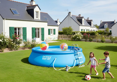 Une piscine autoportante dans un jardin