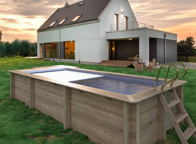 Belle piscine en bois dans un grand jardin