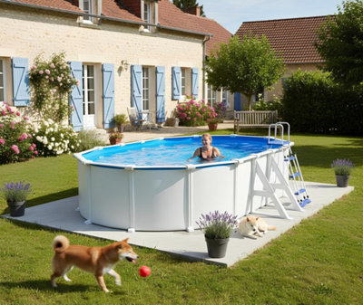Grande piscine en acier devant une maison de campagne