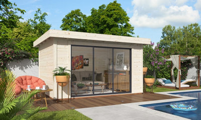Un abri de jardin transform" en pool-house devant une belle piscine