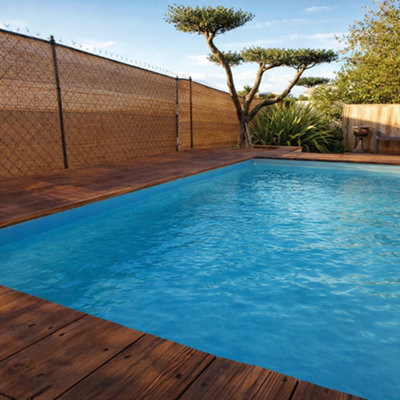 Une belle piscine enterrée dans un jardin aménagé