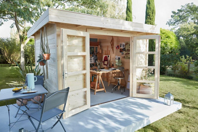 Un abri de jardin aménagé en bureau sur une dalle béton