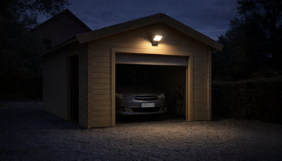 Une entrée de garage équipée d'un projecteur