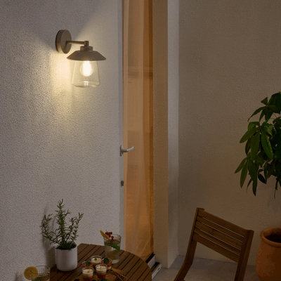 Une applique extérieure à côté d'une porte d'entrée
