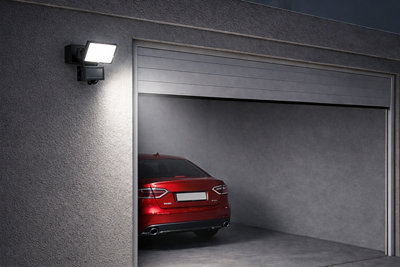 Un projecteur à détection devant l'entrée d'un garage