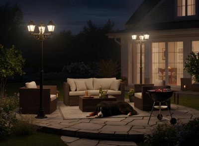 Une belle terrasse en pierres reconstituées éclairée avec des lampadaires