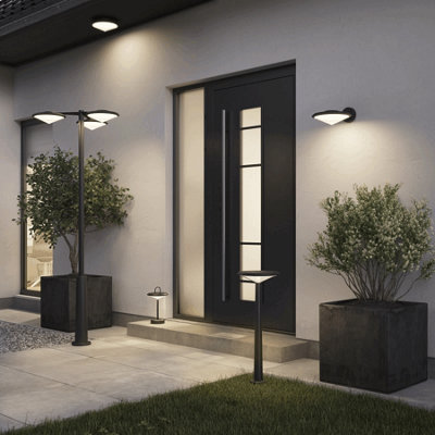 Une porte d'entrée équipée d'éclairages LED