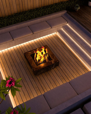Une terrasse balisée avec du ruban lumineux qui change de couleur