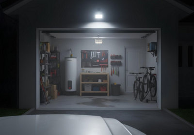 Une voiture entre dans un garage éclairée par un projecteur
