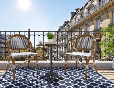 Côté mobilier fixe, la table bistrot est le modèle idéal pour aménager un petit balcon
