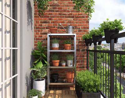 Côté rangement, les étagères sur pieds sont les bienvenues sur un grand balcon (celles en rotin se hissent en haut du classement grâce à leur style vintage et exotique quand celles en métal sont gage