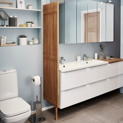 Est-ce que les w.c. sont intégrés dans la salle de bain ?