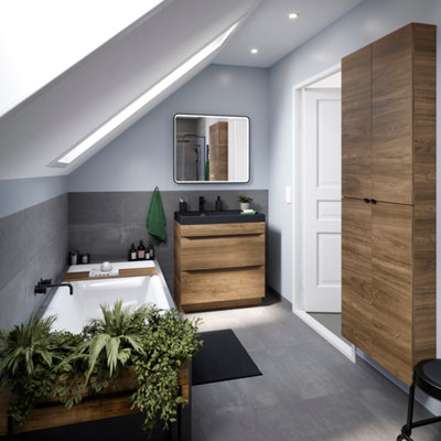 Salle de bain bois foncé avec des plantes sur la baignoire