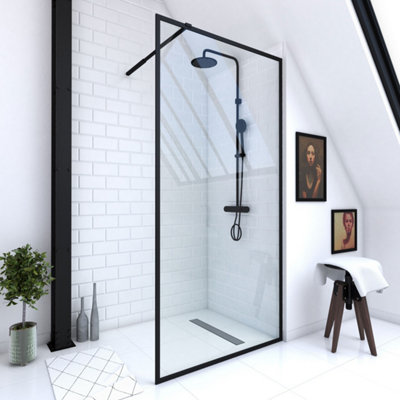 Douche et paroi de douche contours noir dans salle de ebain blanche