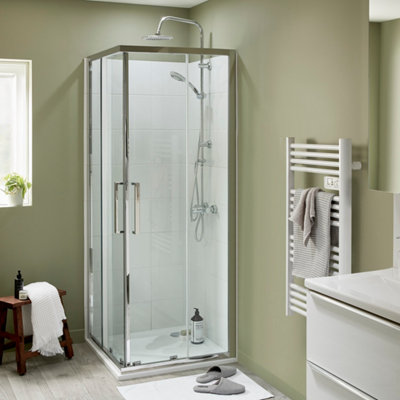 Cabine de douche dans le coin d'un salle de bain couleur verte
