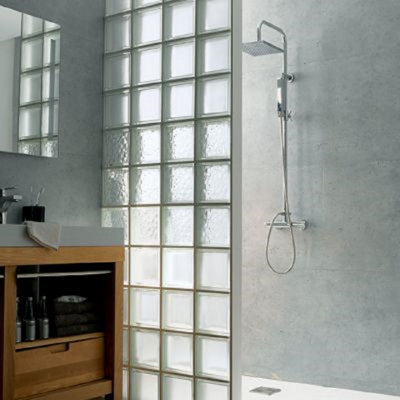 Une paroi de douche en brique de verre pour plus d'intimité