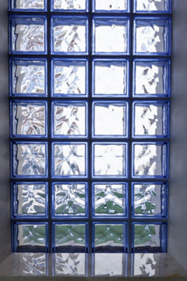 Les briques de verre pour faire rentrer la lumière dans la salle de bains