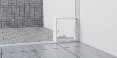 Placement de la première brique de verre dans l'angle
