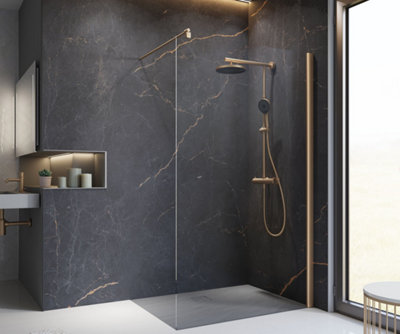 Douche à l'italienne dans une salle de bains lumineuse