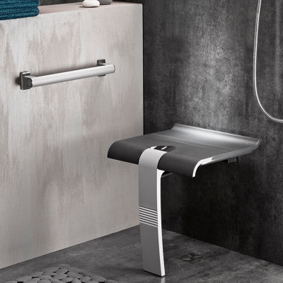 Siège de douche dans une douche à l'italienne
