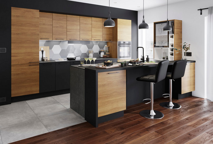 Une cuisine ouverte avec un sol mi-carrelage et mi-parquet
