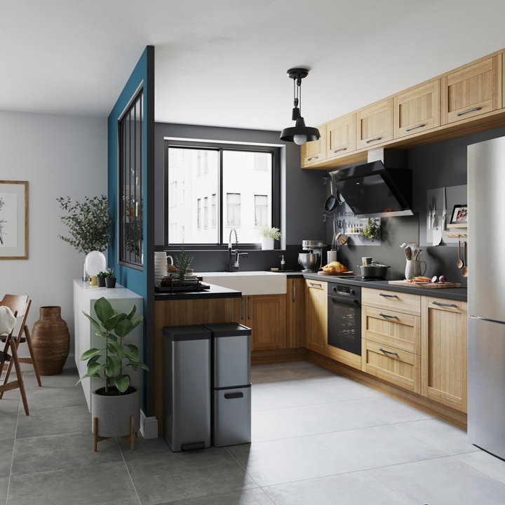 Une cuisine semi-ouverte avec un style industriel at un sol en carrelage