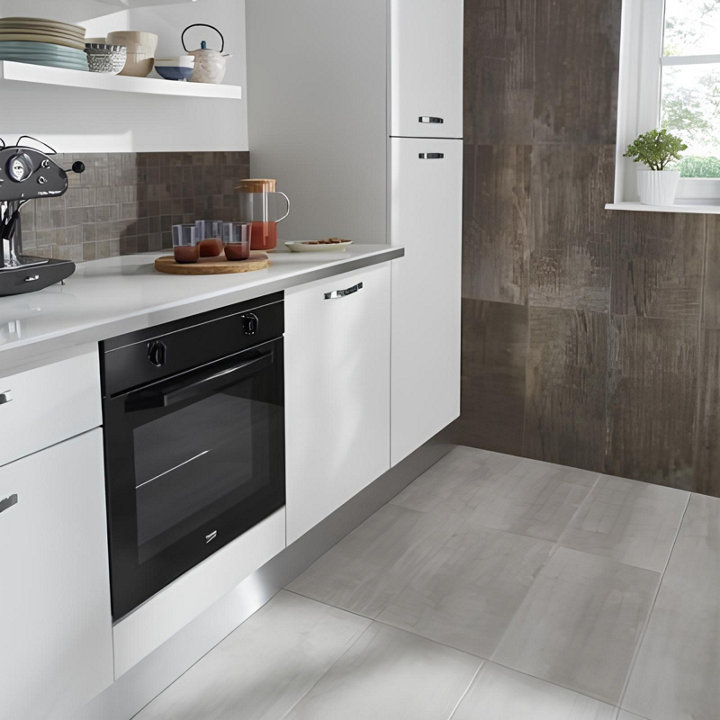 Du carrelage clair au sol et foncé au mur dans une cuisine blanche