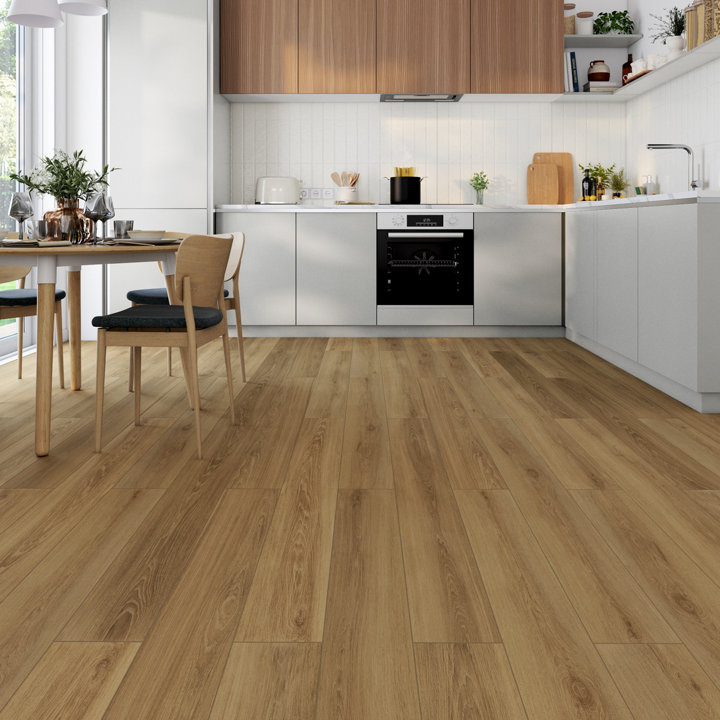 Un parquet clair dans une cuisine ouverte sur la salle à manger