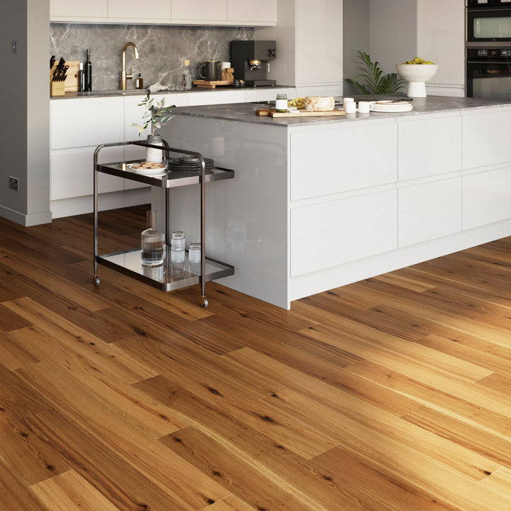 Image d'une cuisine ouverte sur un salon équipée d'un parquet contrecollé