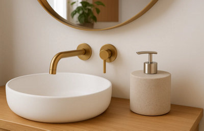 Lavabo rond avec robinetterie dorée et accessoires