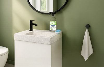 lavabo blanc avec produit nettoyage dessus
