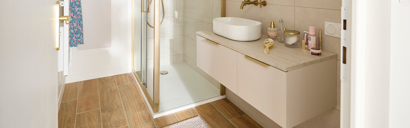 Meuble sous vasque dans une salle de douche