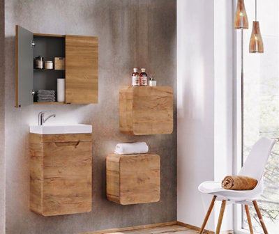 Armoire de toilette au dessus d'un meuble