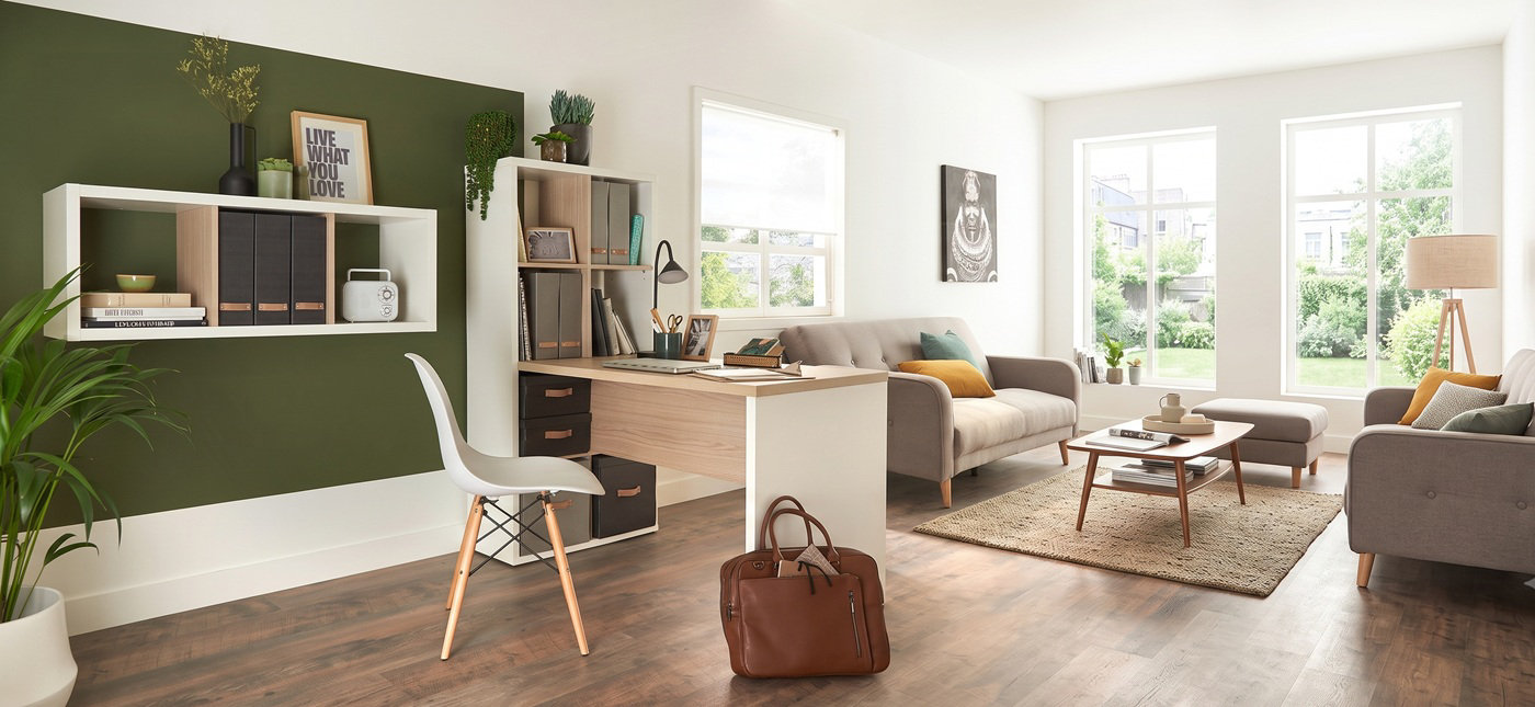 Un grand salon avec un espace bureau pour le télétravail
