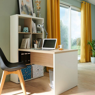 Un bureau accolé à un meuble de rangement